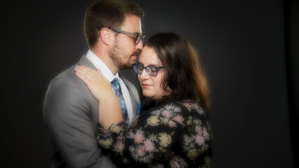 Posing couples: The forehead kiss